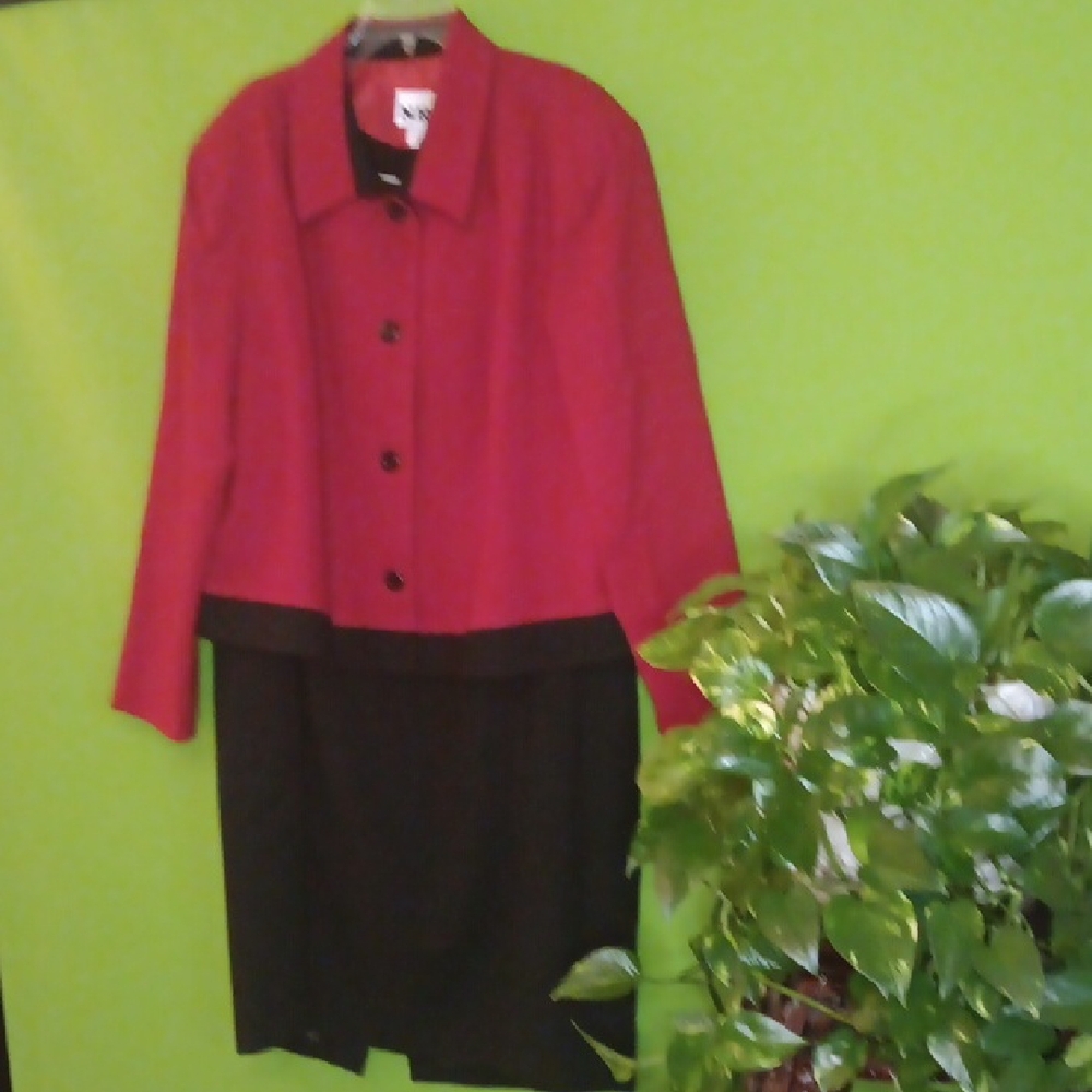 N.R.1 Elegant Red and Black Wool Women's 2pc. Dress Suit, Sz. 22W